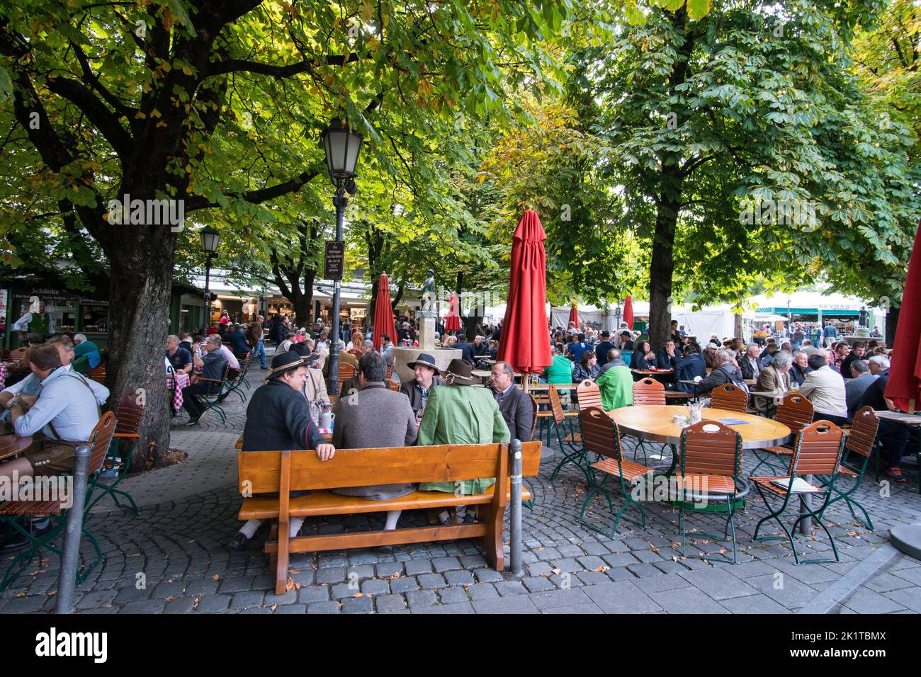 Der Münchner Biergarten in der Nähe des Marienplatzes während des Oktoberfestes Stockfoto