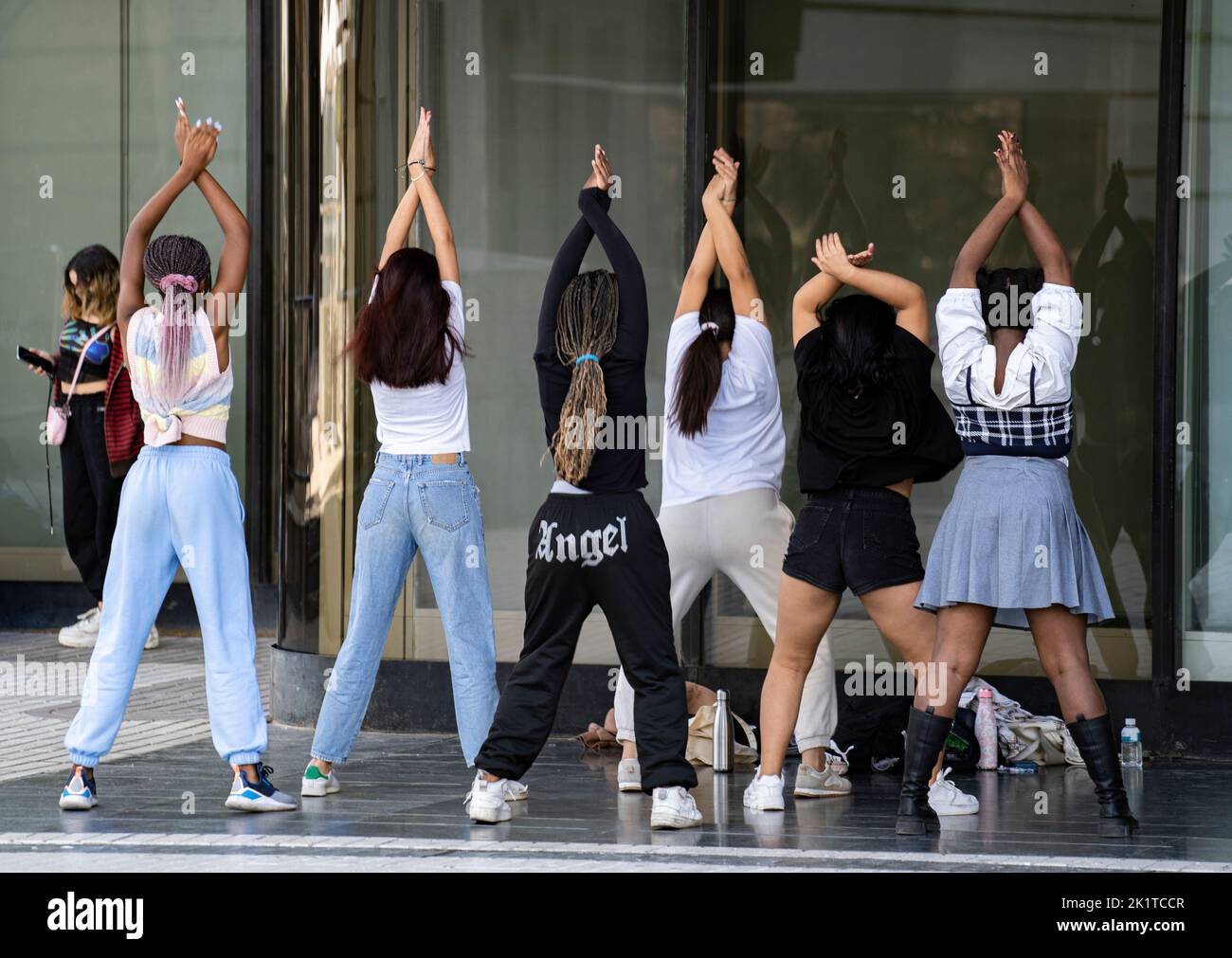 Eine Gruppe von multiethnischen jungen Mädchen, die Hip-Hop auf der Straße tanzen. Crew macht Show an einem städtischen Ort Stockfoto