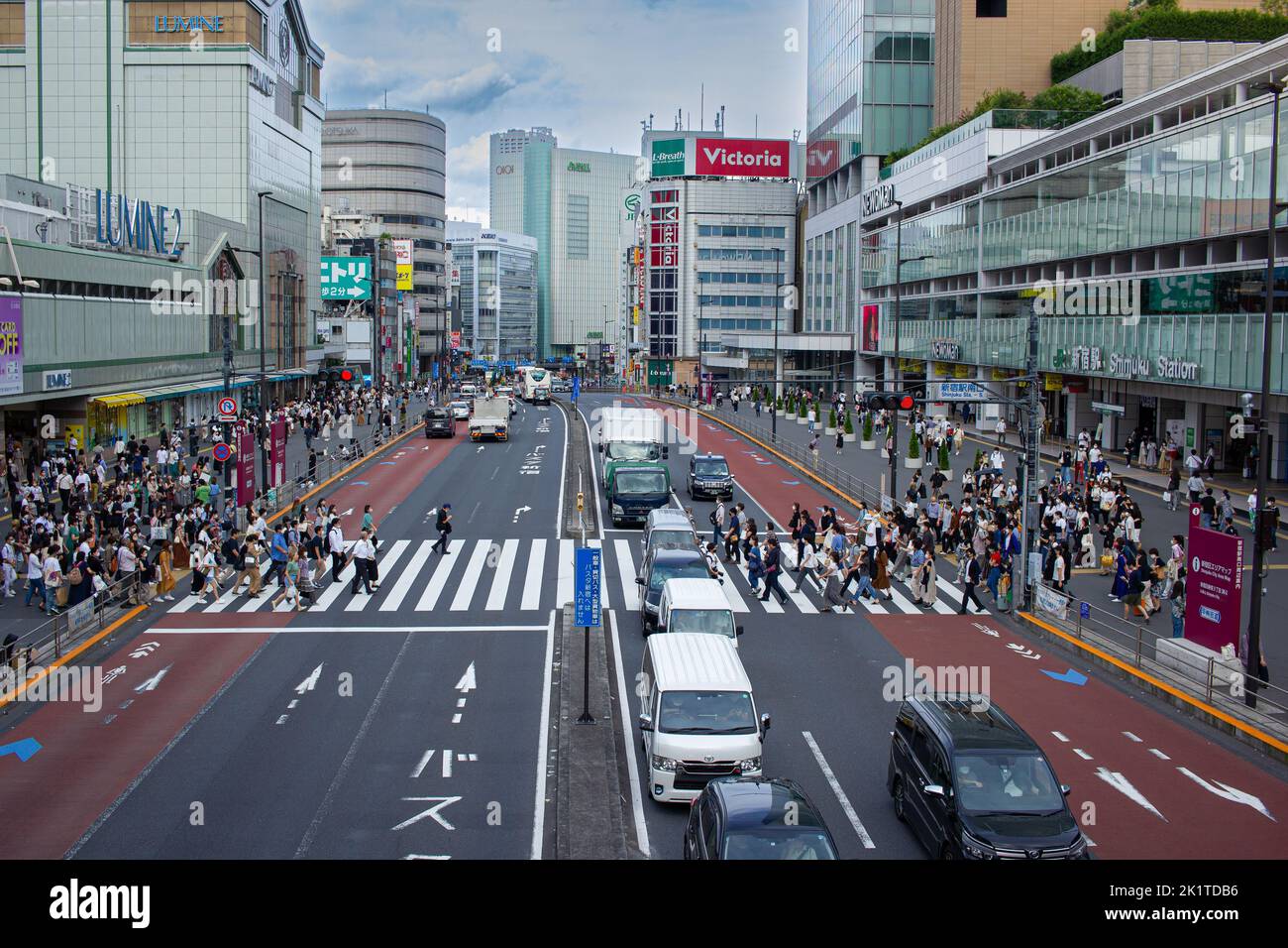 Eine Luftaufnahme des Verkehrs in der Nähe des Haupttors der Shinjuku Station Stockfoto