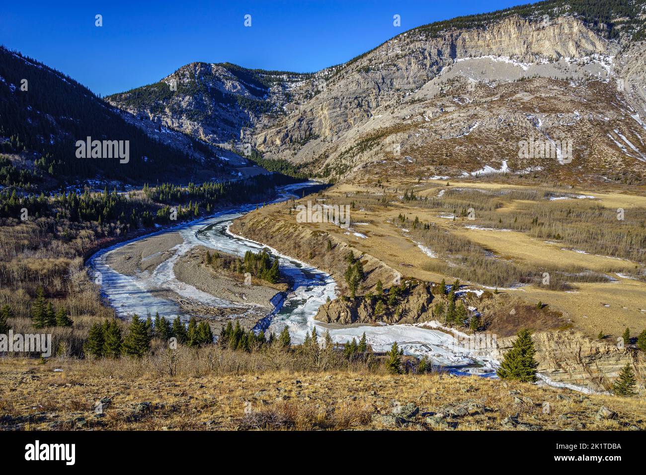 Der Oldman River, der aus den Bergen bei Livingstone Gap im Süden Albertas entspringt Stockfoto