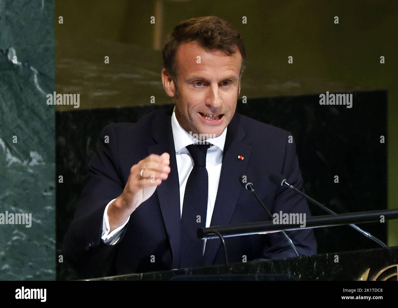 New York, Usa. 20. September 2022. Präsident der Französischen Republik Emmanuel Macron spricht bei der Generalversammlung der Vereinten Nationen 77. Generaldebatte in der Generalversammlung der Vereinten Nationen am Dienstag, dem 20. September 2022 in New York City. Foto von John Angelillo/UPI Credit: UPI/Alamy Live News Stockfoto