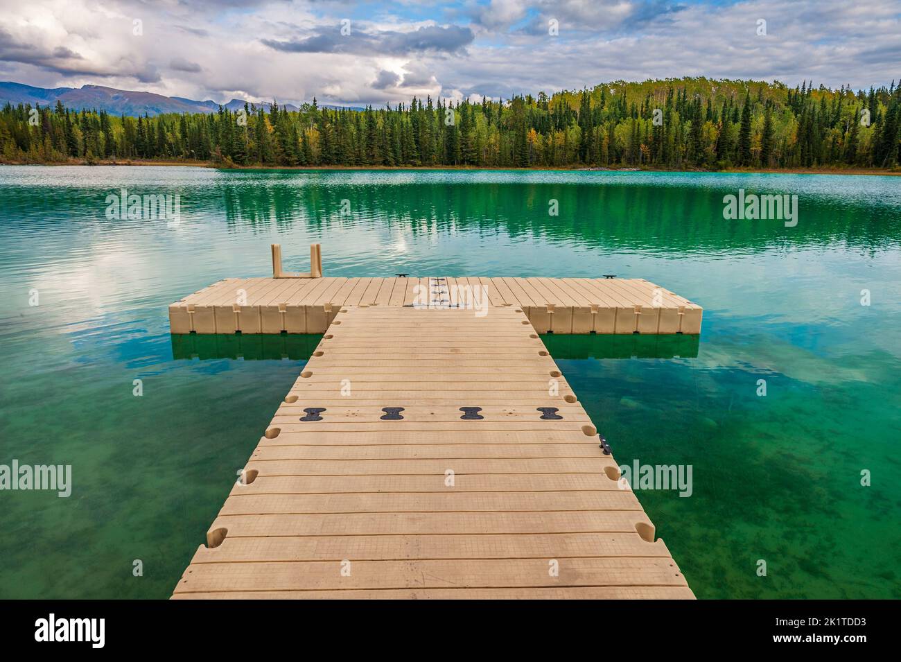 Eine schwimmende Anlegestelle am Boya Lake im tā CH’ilā Provincial Park im Norden von British Columbia Stockfoto