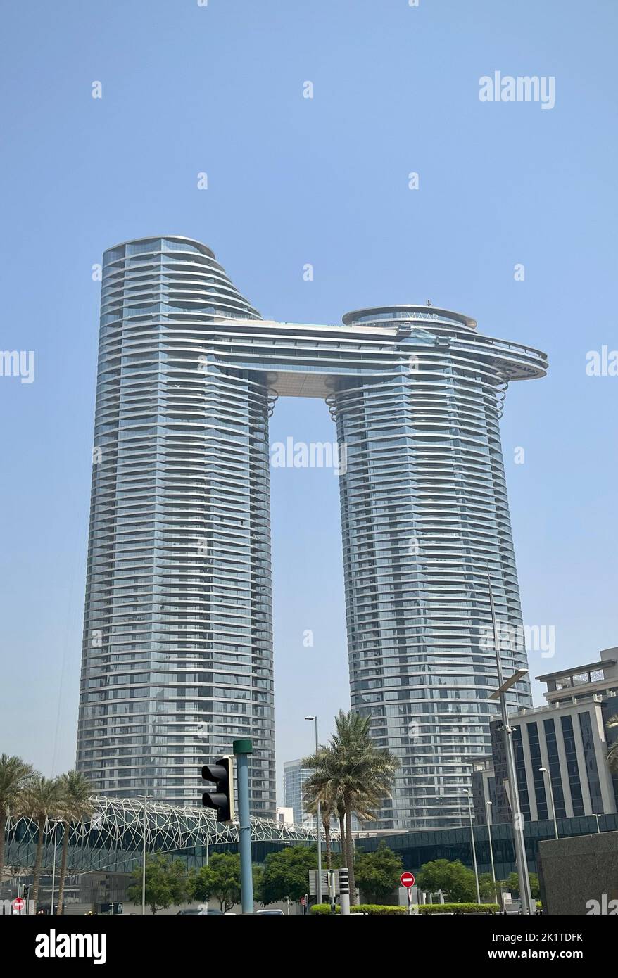 Eine vertikale Aufnahme eines Gebäudes in Dubai mit moderner Architektur Stockfoto