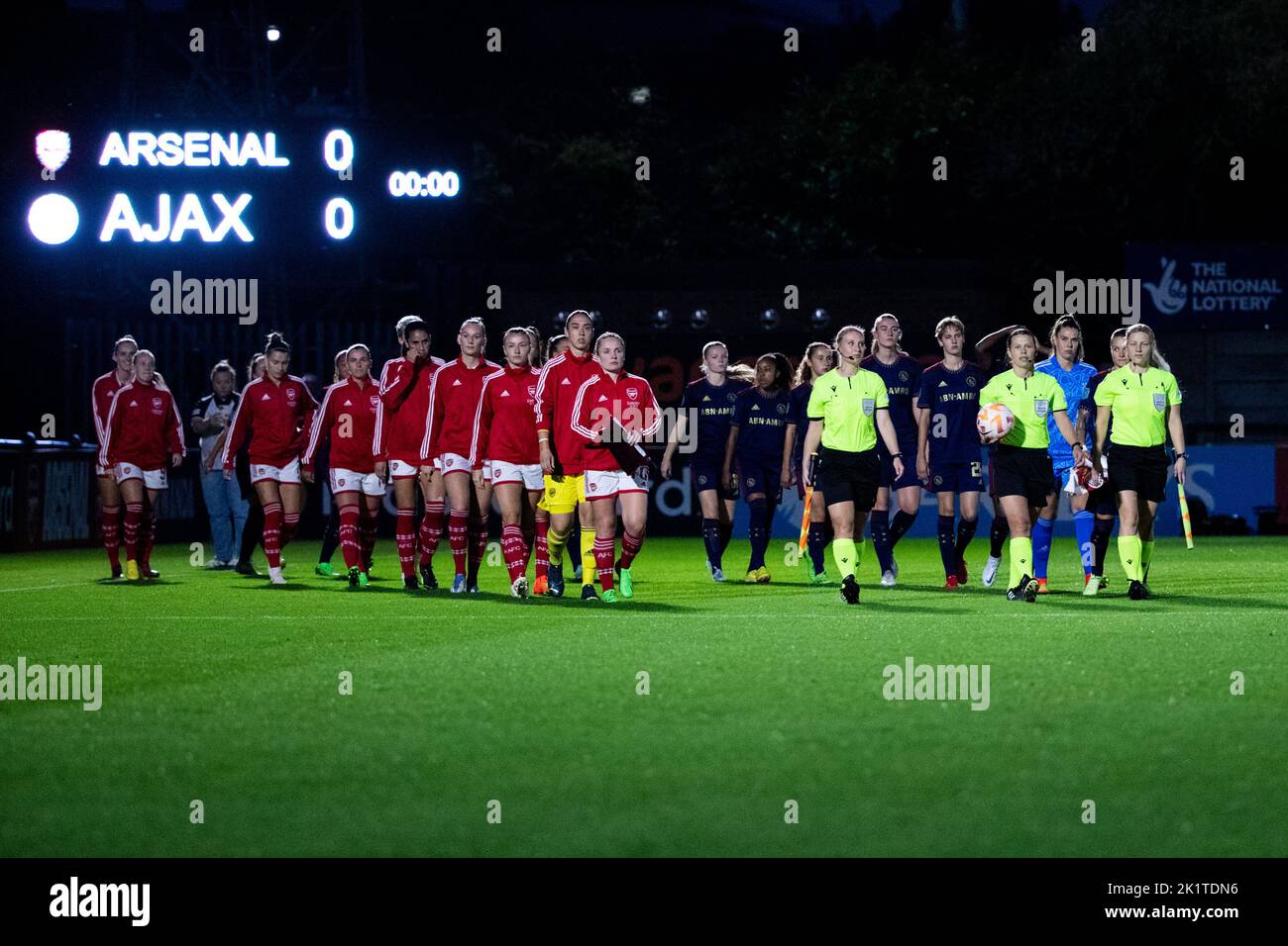 London, Großbritannien. 20. September 2022. Spieler von Arsenal und Spieler von Ajax gehen zum UEFA Womens Champions League-Spiel der Runde 2 zwischen Arsenal und Ajax im Meadow Park in London, England. (Liam Asman/SPP) Quelle: SPP Sport Press Photo. /Alamy Live News Stockfoto