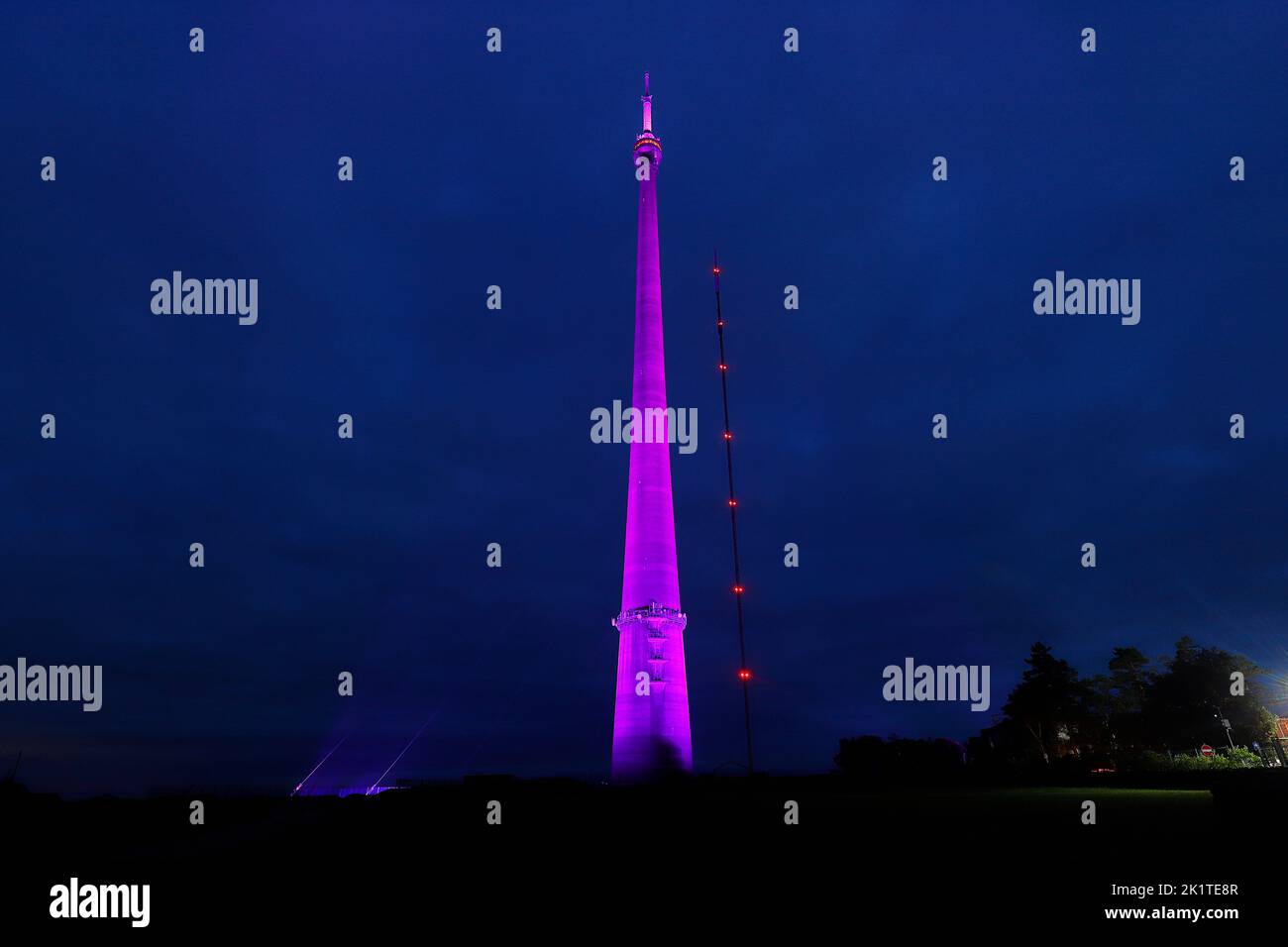 Der größte freistehende Arqiva Tower Großbritanniens wurde in Purple T opay als Hommage an Ihre Majestät Königin Elizabeth beleuchtet. Stockfoto