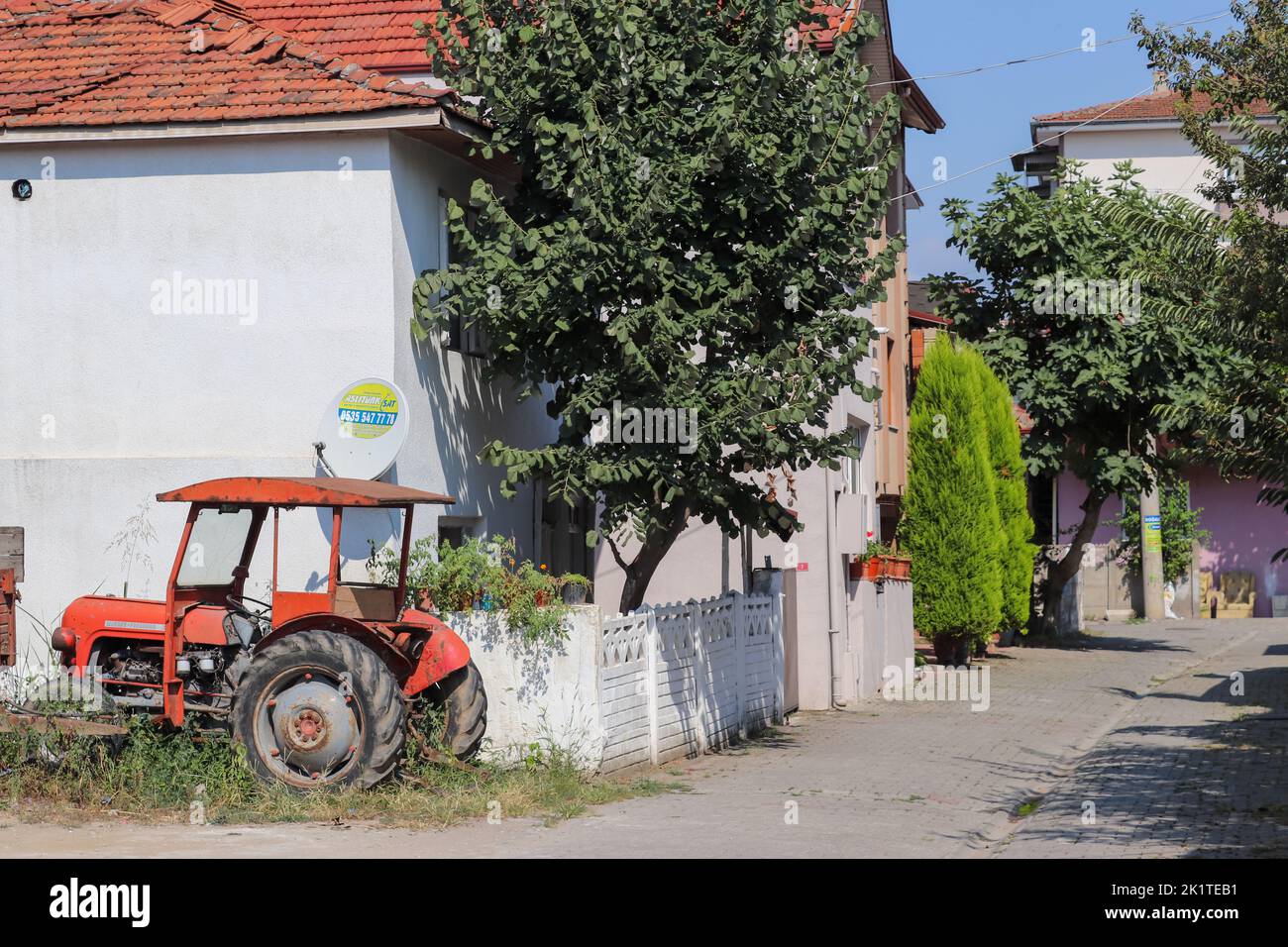 Verlassener traktor in der türkei -Fotos und -Bildmaterial in hoher  Auflösung – Alamy