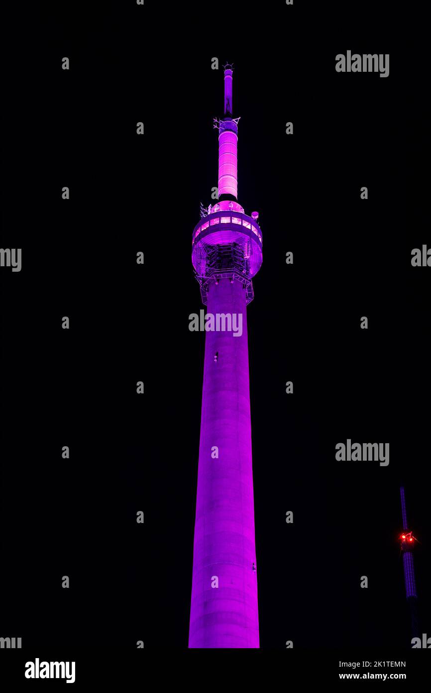 Der größte freistehende Arqiva Tower Großbritanniens wurde in Purple T opay als Hommage an Ihre Majestät Königin Elizabeth beleuchtet. Stockfoto