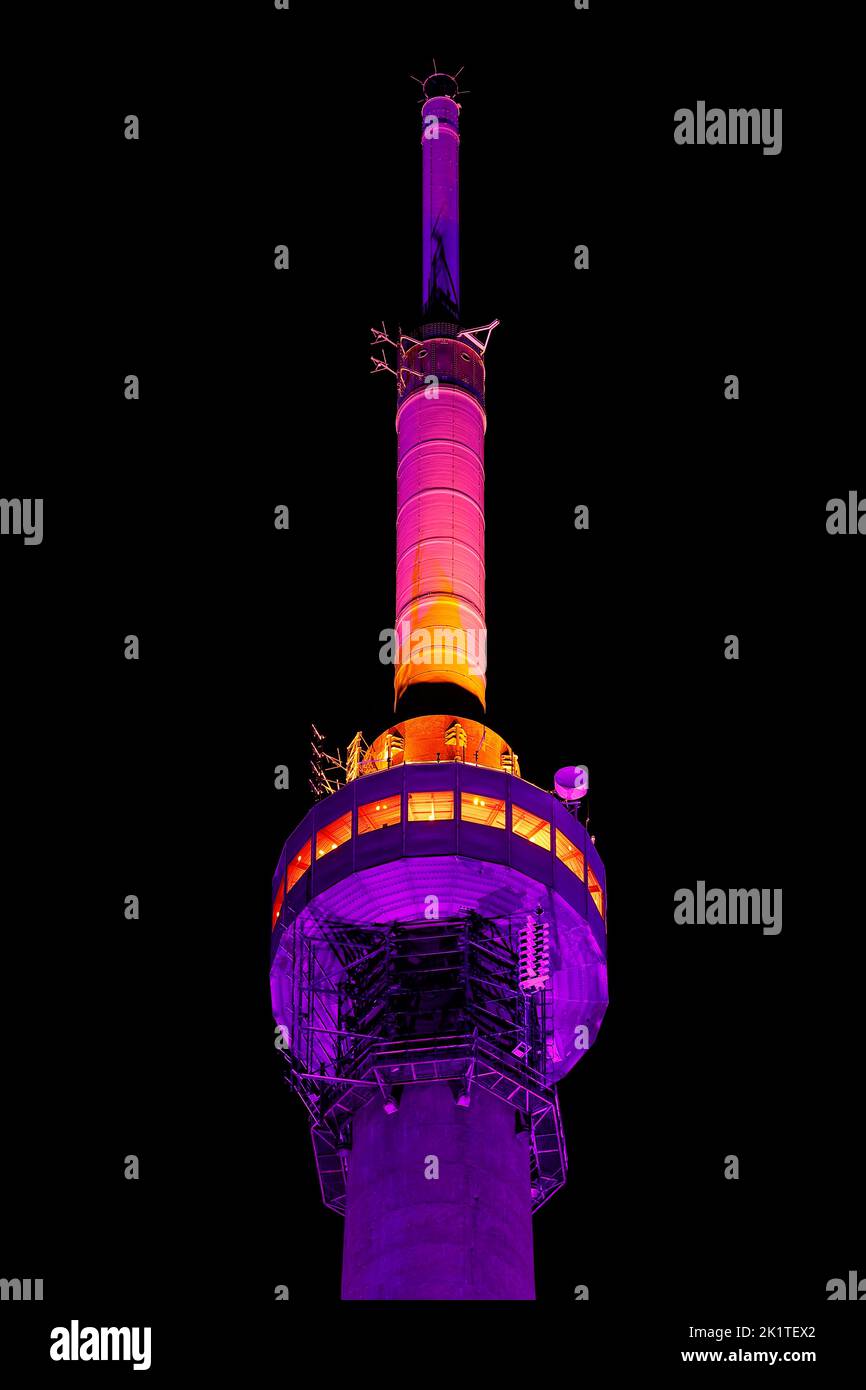 Der größte freistehende Arqiva Tower Großbritanniens wurde in Purple T opay als Hommage an Ihre Majestät Königin Elizabeth beleuchtet. Stockfoto