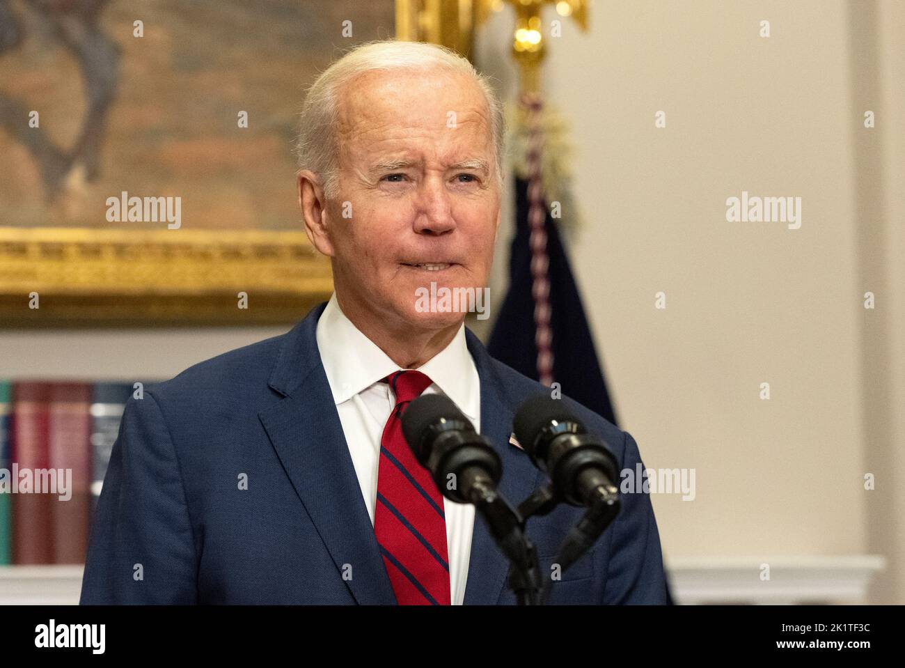 Washington, Vereinigte Staaten Von Amerika. 20. September 2022. Der Präsident der Vereinigten Staaten, Joe Biden, Die Organisationen, die Geld für Wahlen ausgeben, einschließlich Super PACS und 501(c)(4) Dark Money-Gruppen, müssten am Dienstag, den 20. September 2022, im Roosevelt Room des Weißen Hauses in Washington, DC, Spender, die $10.000 oder mehr während eines Wahlzyklus gegeben haben, unverzüglich offenlegen.Quelle: Ron Sachs/Pool/Sipa USA Quelle: SIPA USA/Alamy Live News Stockfoto