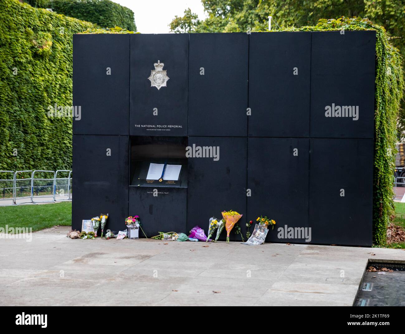 Das National Police Memorial London hat Blumen nach dem Tod Ihrer Majestät Königin Elizabeth II Stockfoto