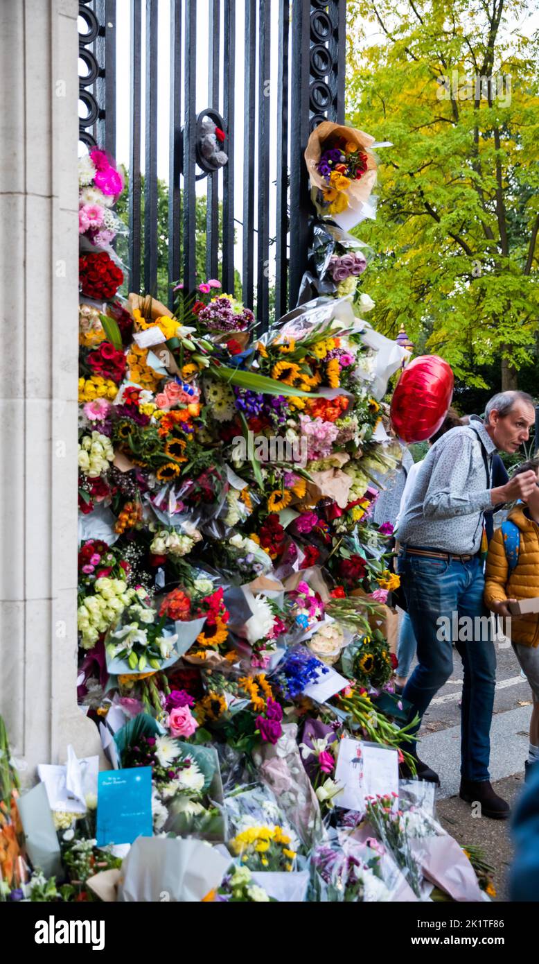 Die Trauernden in London verlassen Blumen nach dem Tod Ihrer Majestät Königin Elizabeth II Stockfoto