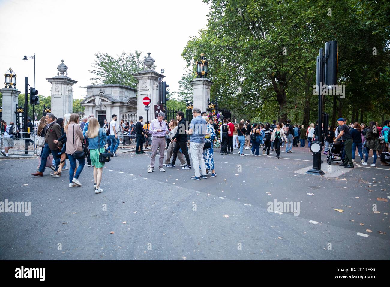 Trauernde Menschen in London nach dem Tod Ihrer Majestät Königin Elizabeth II Stockfoto