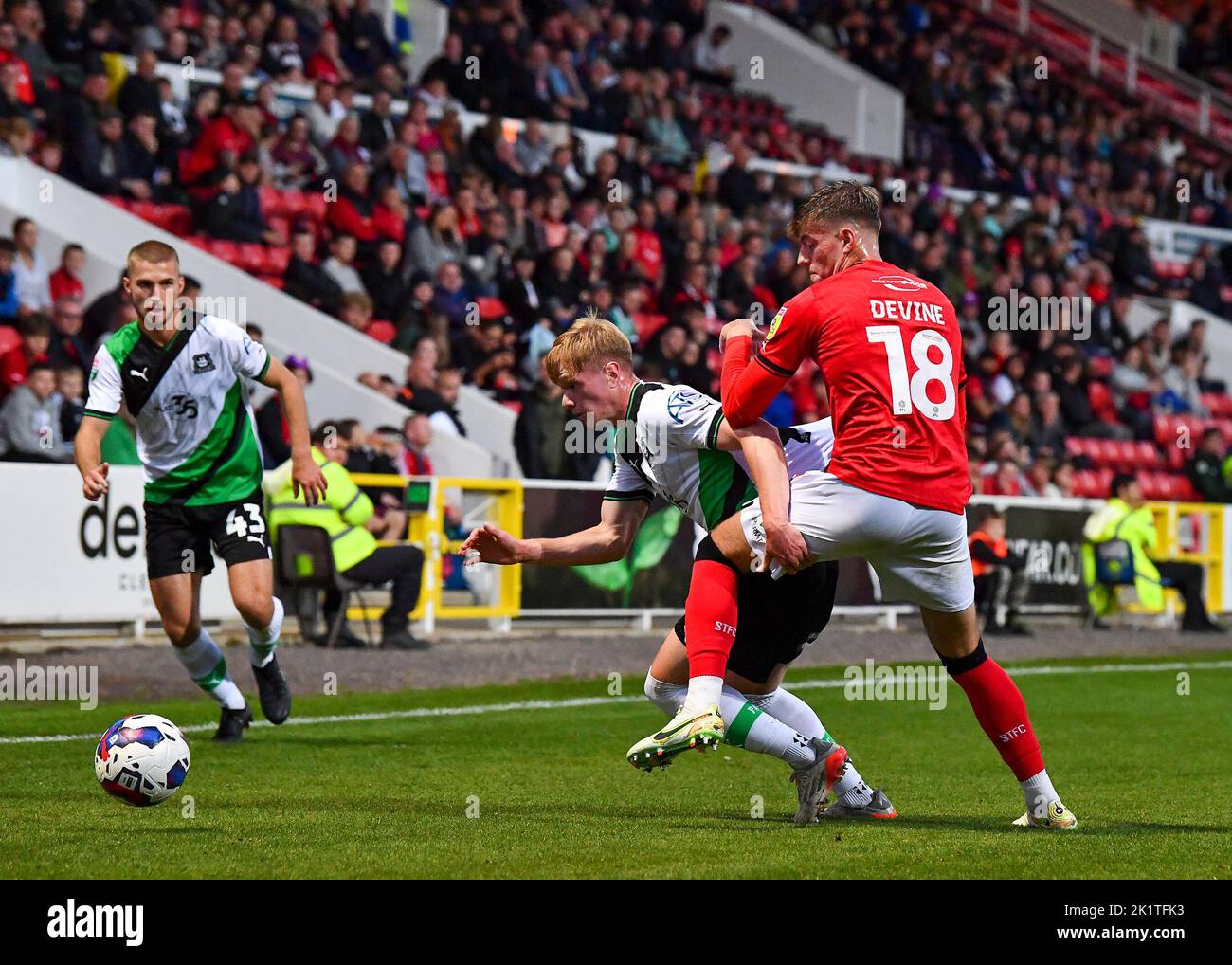 Swindon, Großbritannien. 20. September 2022. William Jenkins Davies (44) kommt beim Papa John's Trophy Spiel Swindon Town gegen Plymouth Argyle im County Ground, Swindon, Vereinigtes Königreich, 20.. September 2022 (Foto von Stanley Kasala/News Images) in Swindon, Vereinigtes Königreich am 9/20/2022 an der Stadtverteidigerin von Swindon vorbei (18). (Foto von Stanley Kasala/News Images/Sipa USA) Quelle: SIPA USA/Alamy Live News Stockfoto