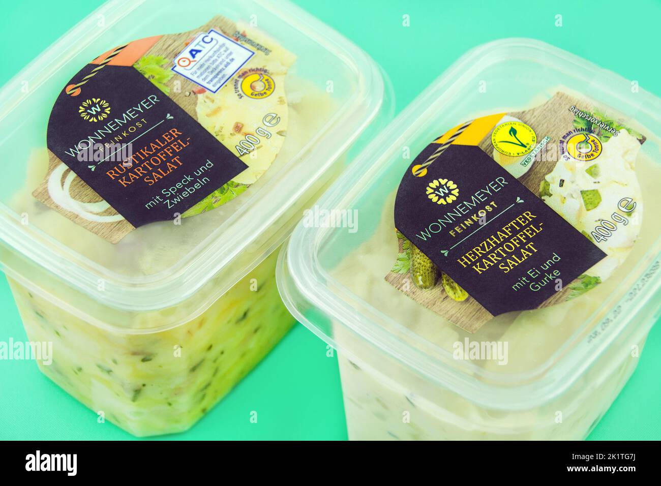 Hamburg, Deutschland - September 16 2022: Wonnemeyer Feinkost rustikaler Kartoffelsalat im Becher - Wonnemeyer Feinkost Rustikaler Kartoffelsalat in einer Tasse Stockfoto