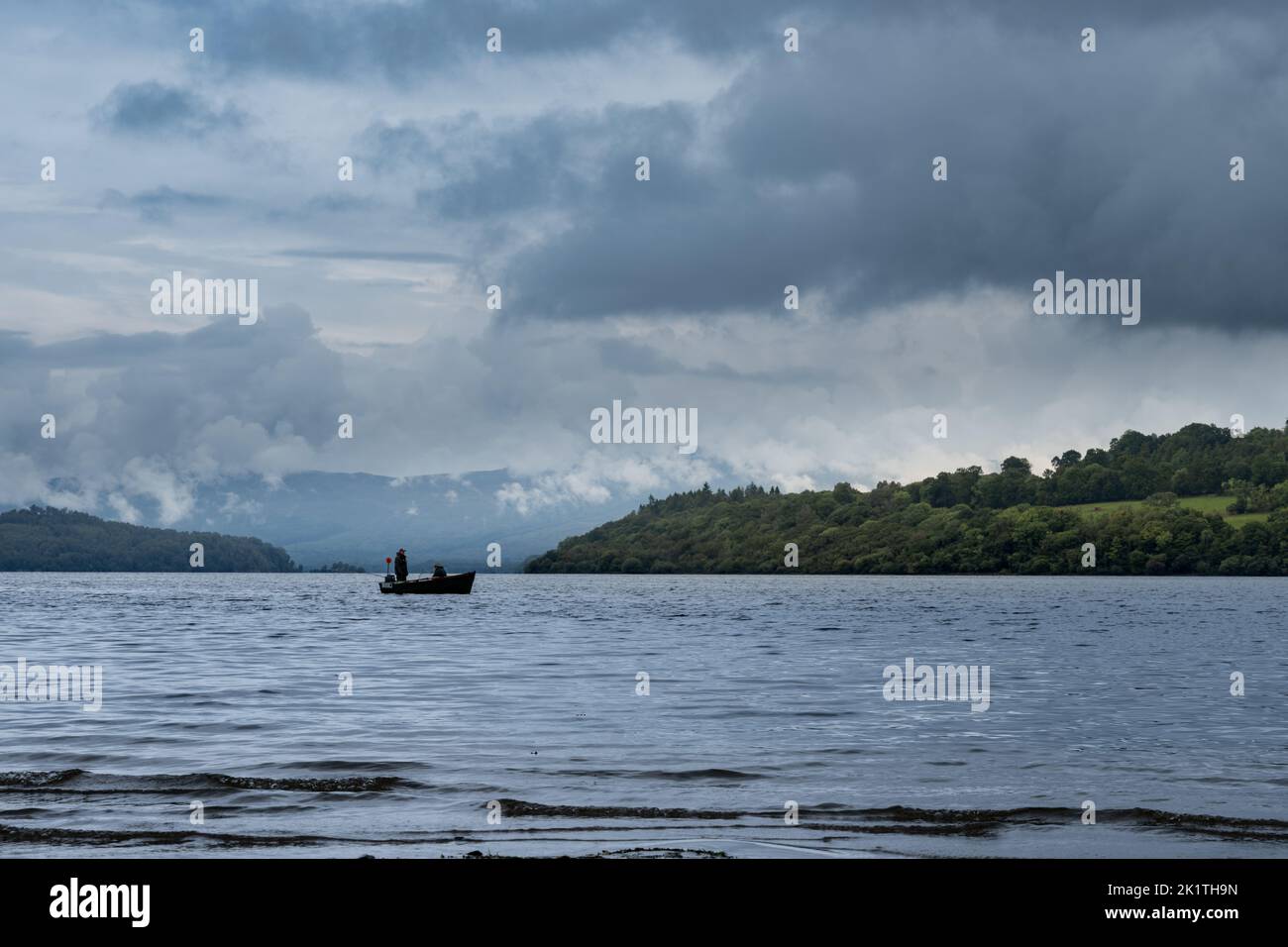 Loch Lomond, Schottland Großbritannien - Oktober 2021: Zwei Fischer auf einem kleinen Boot Stockfoto