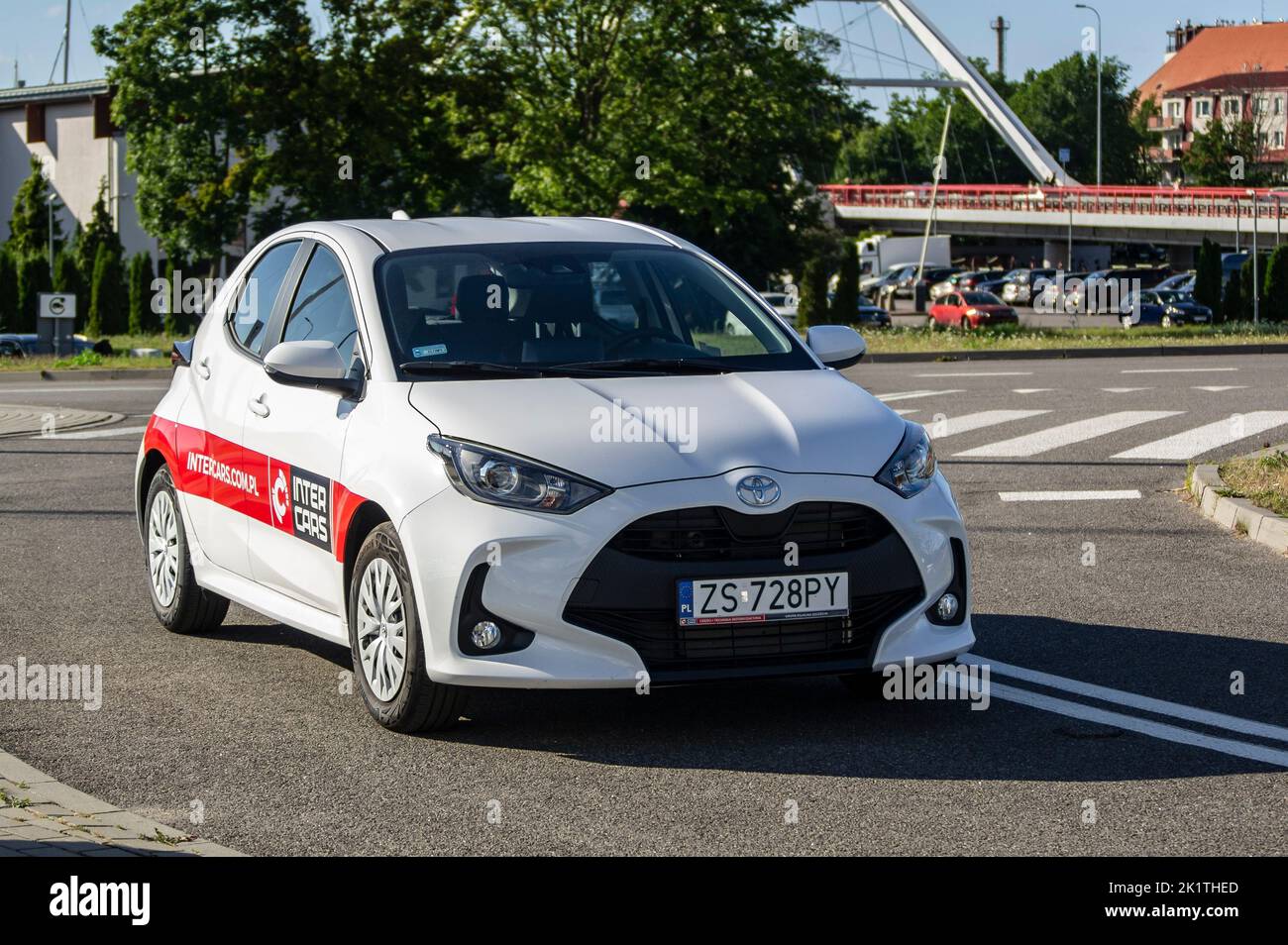 KOLOBRZEG, POLEN - 6. AUGUST 2022: Toyota Yaris Fahrzeug von Inter Cars Car Garage Service Unternehmen Stockfoto
