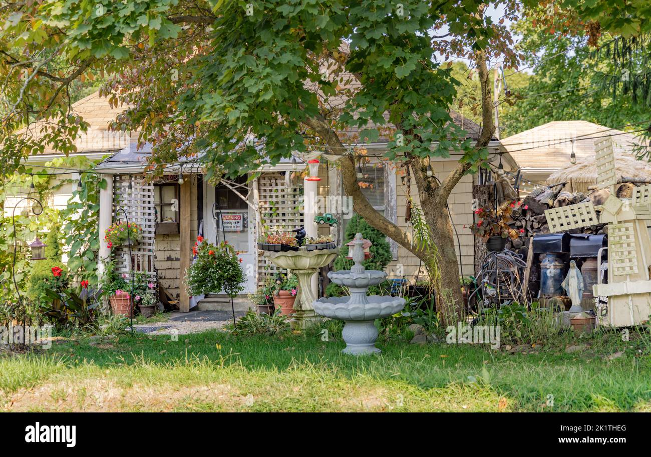 Vorderseite eines Hauses in Manorville voller Müll Stockfoto