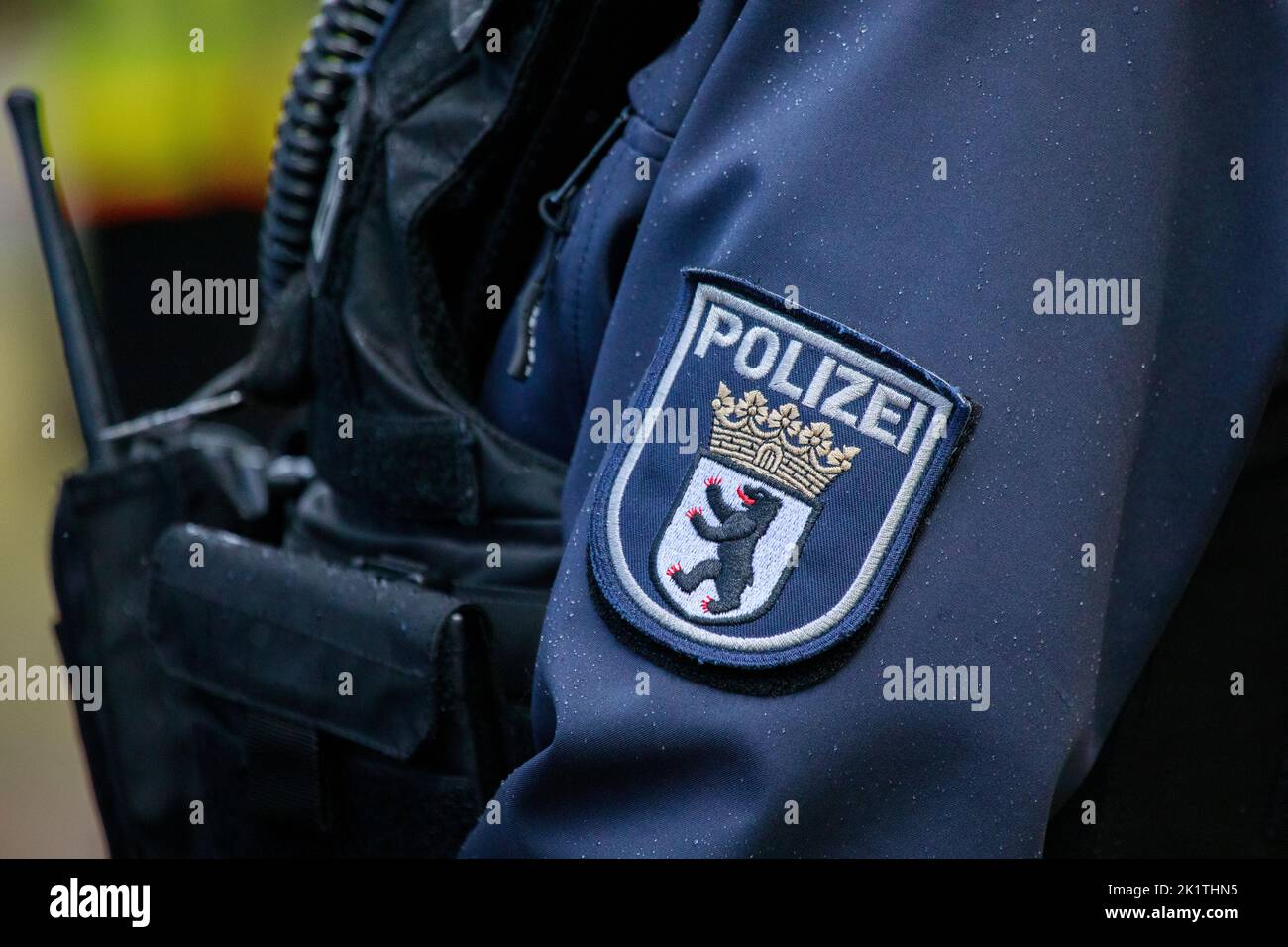 Berlin/Deutschland - 18. September 2022: Die Polizei Berlin hat eine Jacke eines Polizisten aufgesetzt. Stockfoto