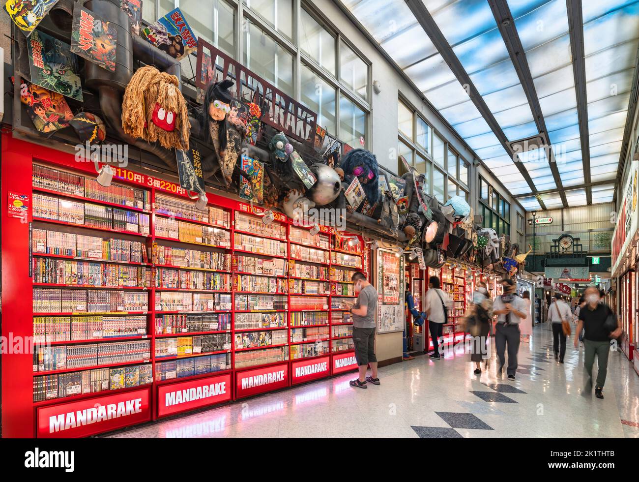 tokio, japan - 06 2022. august: Regale voller gebrauchter Comicbücher im Korridor der Nakano Broadway Shopping Mall, die für ihre vielen Mand Stockfoto