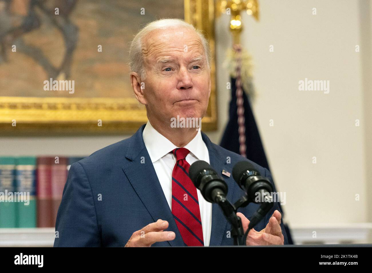 Der Präsident der Vereinigten Staaten, Joe Biden, Was dazu führen würde, dass Organisationen, einschließlich Super PACS und 501(c)(4) Dark Money-Gruppen, am Dienstag, den 20. September 2022, im Roosevelt Room des Weißen Hauses in Washington, DC, Geldgeber, die während eines Wahlzyklus $10.000 oder mehr Spenden abgegeben haben, unverzüglich offenlegen. Kredit: Ron Sachs/Pool über CNP Stockfoto