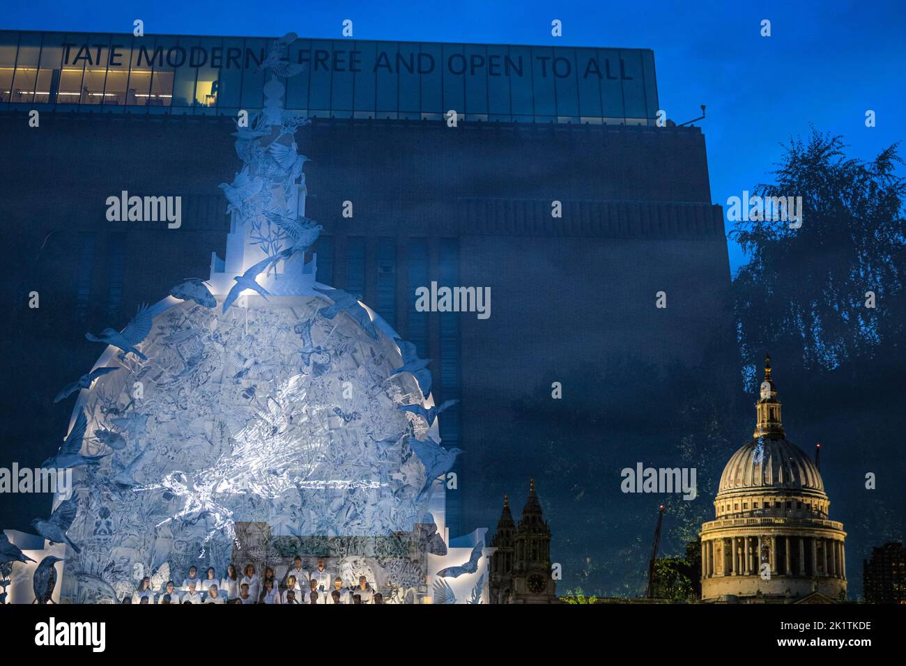 London, Großbritannien, 20.. September 2022. Doppelbelichtung in der Kamera mit St. Paul's Cathedral. 'Come Home Again', großformatige beleuchtete Skulptur des Künstlers Es Devlin, Vor der offiziellen Eröffnung am 22. September wird im Auftrag von Cartier die 243 bedrohten Arten Londons hervorgehoben und in der Tate Modern Garden beleuchtet. Das Werk ist eine Replik der Kuppel der St Paul's Cathedral im Maßstab 1:1/3, gefüllt mit Devlins Zeichnungen der 243 Arten. Sonnenuntergänge werden von wechselnden Chören für Chorevensong begleitet. Kredit: Imageplotter Stockfoto