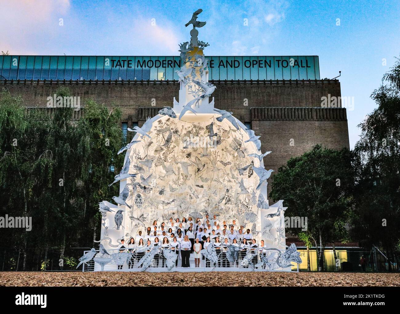 London, Großbritannien, 20.. September 2022. „Come Home Again“, eine großformatige, beleuchtete Skulptur des Künstlers Es Devlin, die von Cartier in Auftrag gegeben wurde und die 243 bedrohten Arten Londons hervorhebt, Wird vor der offiziellen Eröffnung am 22. September in der Tate Modern Garden beleuchtet.das Werk ist eine Replik der Kuppel der St. Paul's Cathedral im Maßstab 1:1/3, gefüllt mit Devlins Zeichnungen der 243 Arten.Sonnenuntergänge werden von wechselnden Chören für Chorevensong begleitet. Kredit: Imageplotter Stockfoto