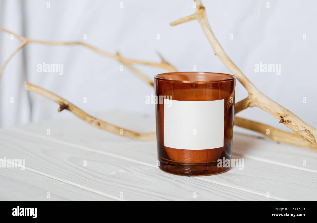 Natürliches Öko-Wohndekor mit trockenen Boho-Sticks und Stockfoto