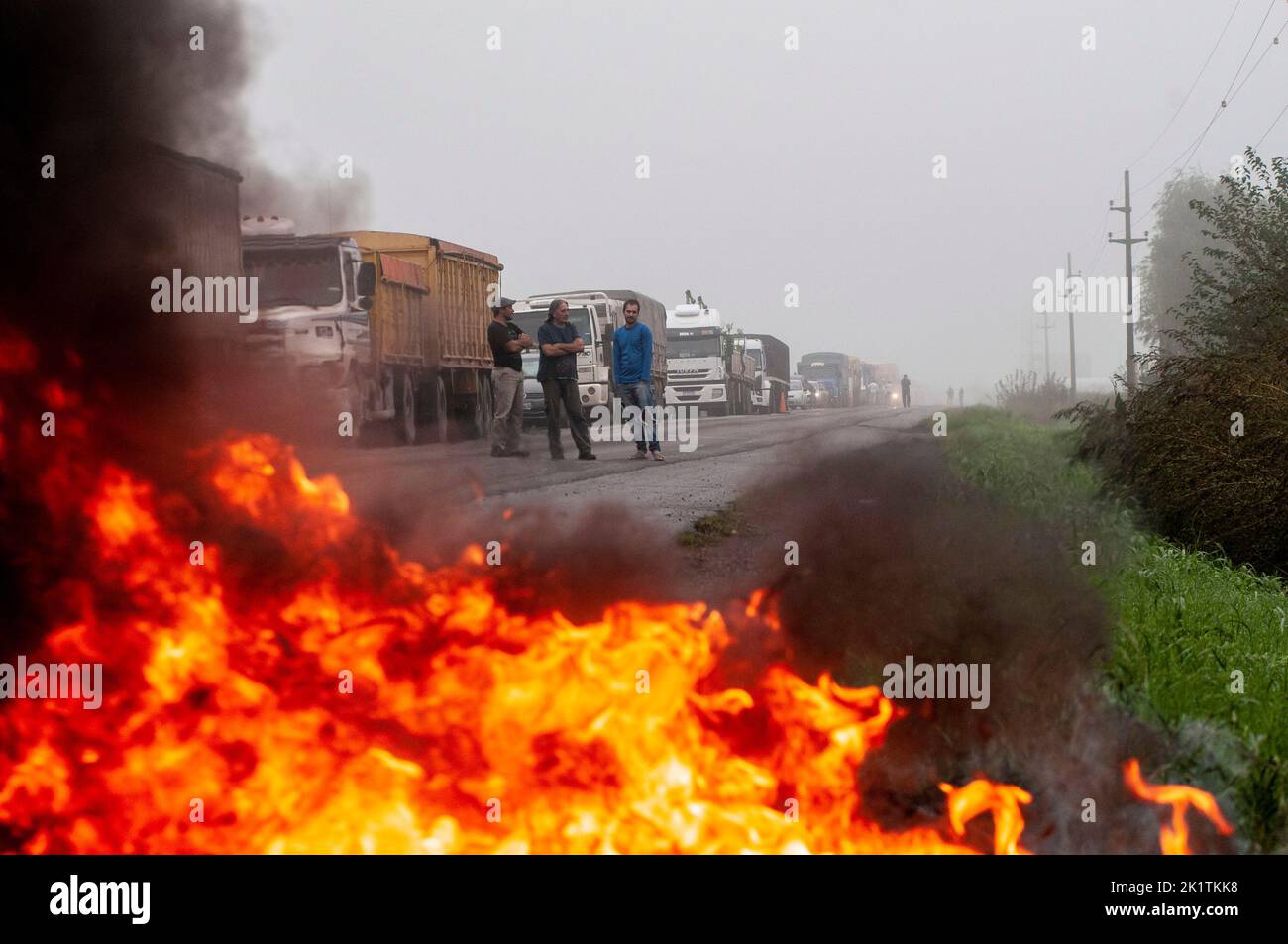 Während eines Protestes in Firmat verbrennen die Arbeiter vor einer Fabrik Reifen Stockfoto