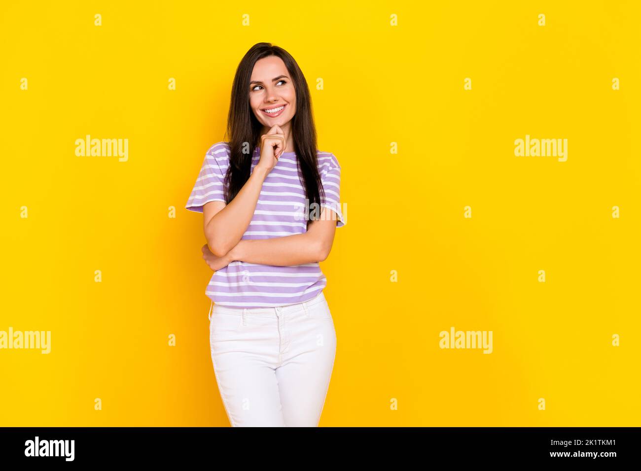 Portrait Foto von jungen attraktiv gesinnten Geschäftsfrau suchen leeren Raum, wie viel Gewinn sie auf gelbem Hintergrund isoliert wurde Stockfoto