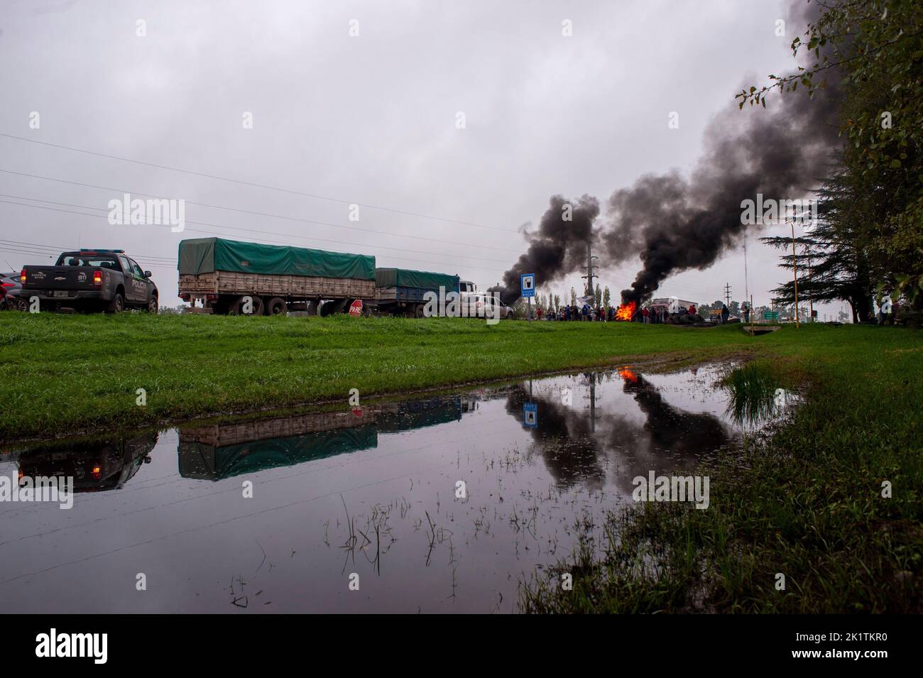 Während eines Protestes in Firmat verbrennen die Arbeiter vor einer Fabrik Reifen Stockfoto