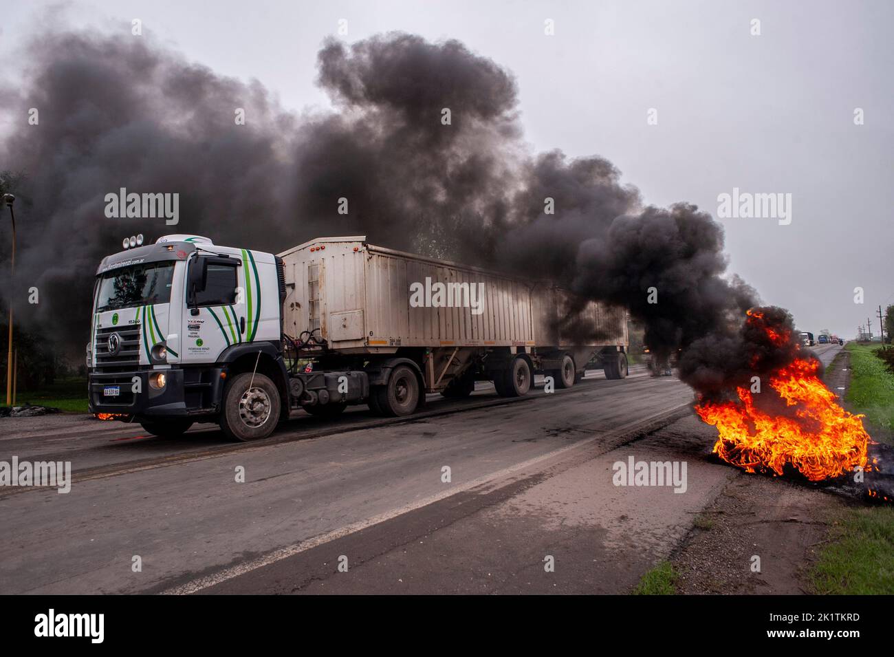 Während eines Protestes in Firmat verbrennen die Arbeiter vor einer Fabrik Reifen Stockfoto