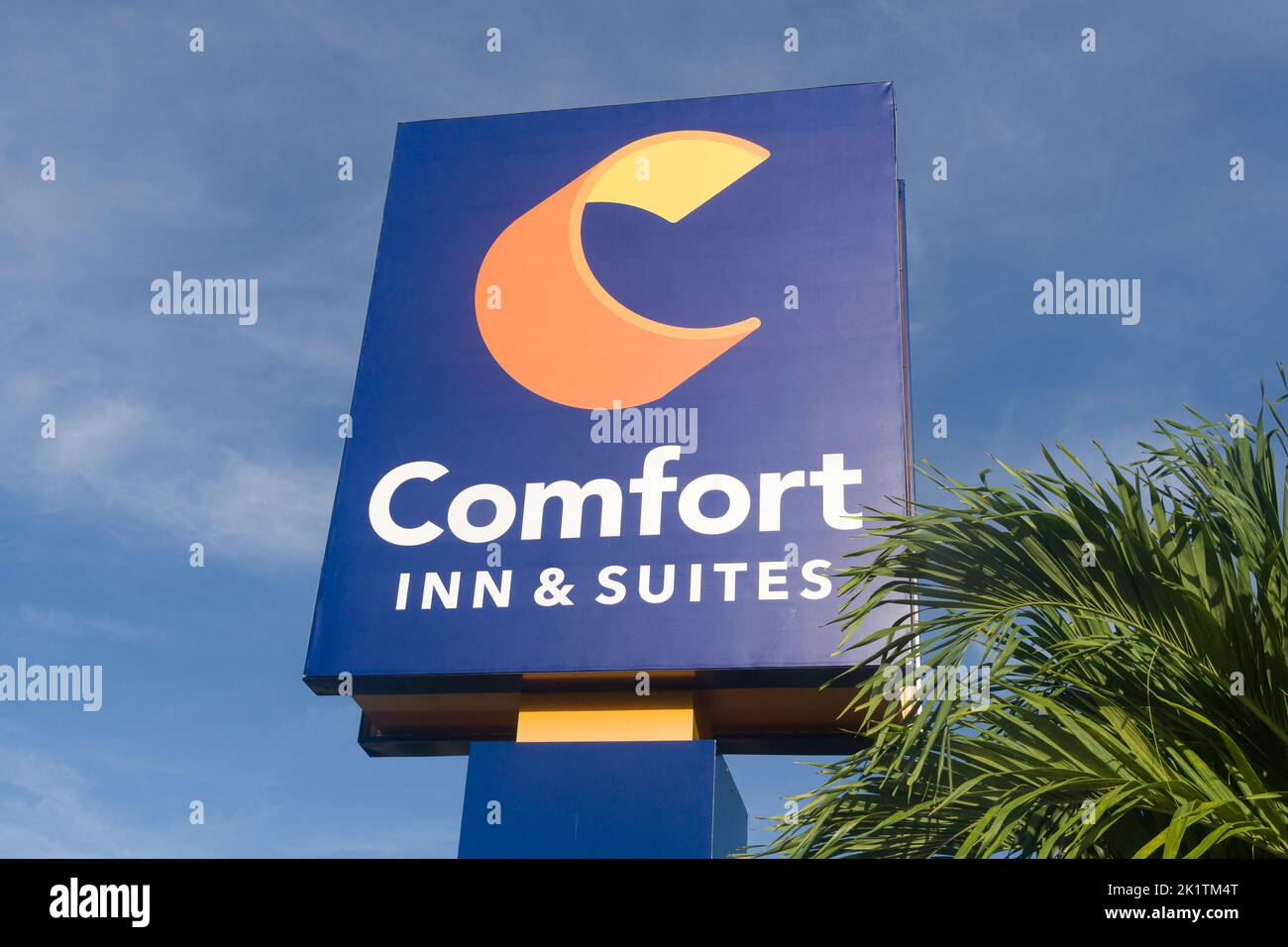 FORT MYERS, FL, USA - 7. JULI 2022: Außenansicht des Comfort Suites Motels und Markenlogo. Stockfoto