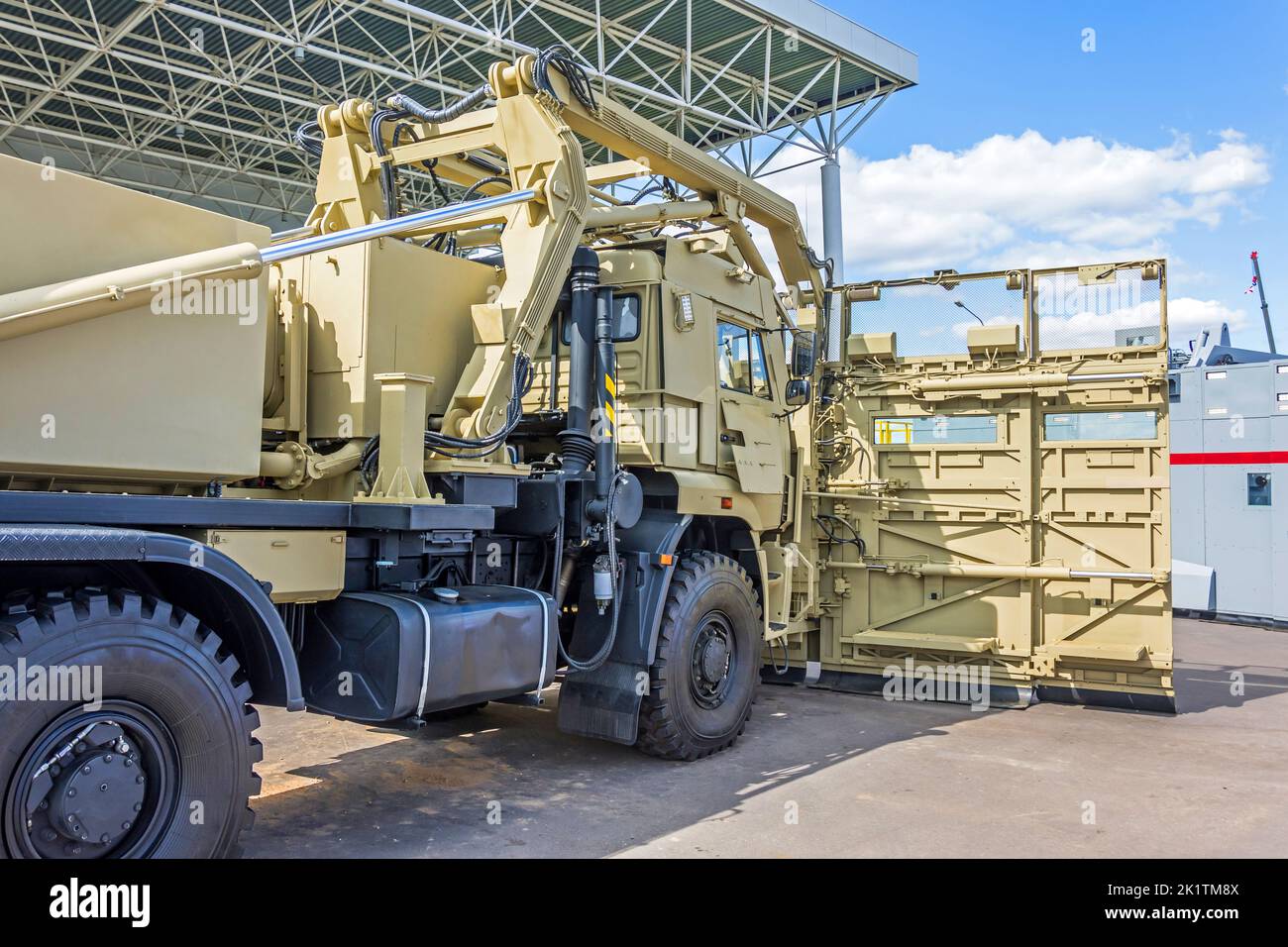 Mächtiger Armeewagen für die Soldaten mit einem Schild zum Schutz vor Unruhen. Stockfoto