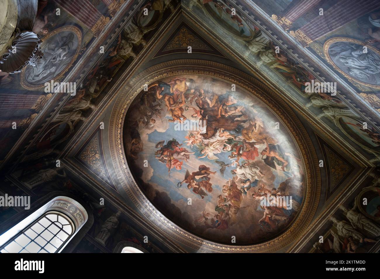WOODSTOCK, OXFORDSHIRE, Großbritannien - 13 2022. SEPTEMBER: Der Triumph des Duke of Marlborough Deckengemälde im Grand Salon im Blenheim Palace Stockfoto