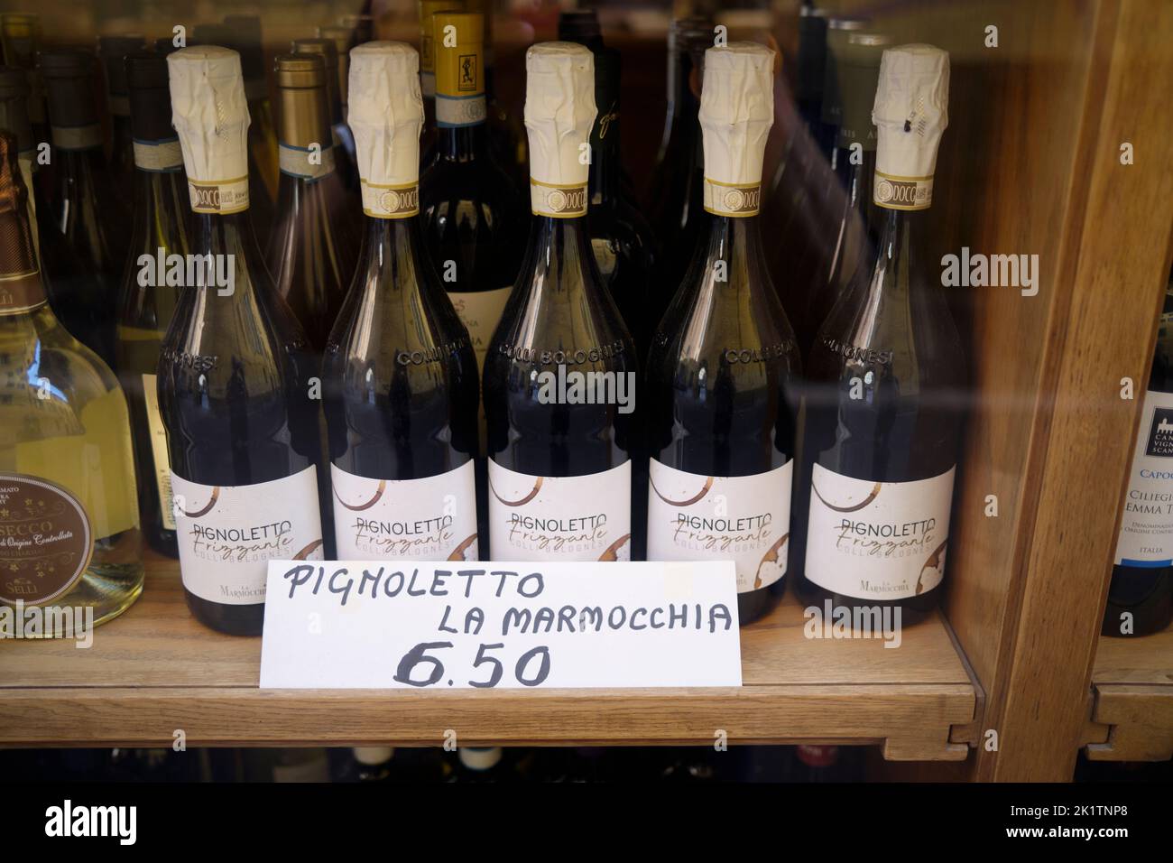 Flaschen Pignoletto-Wein im Verkauf in Bologna Italien Stockfoto