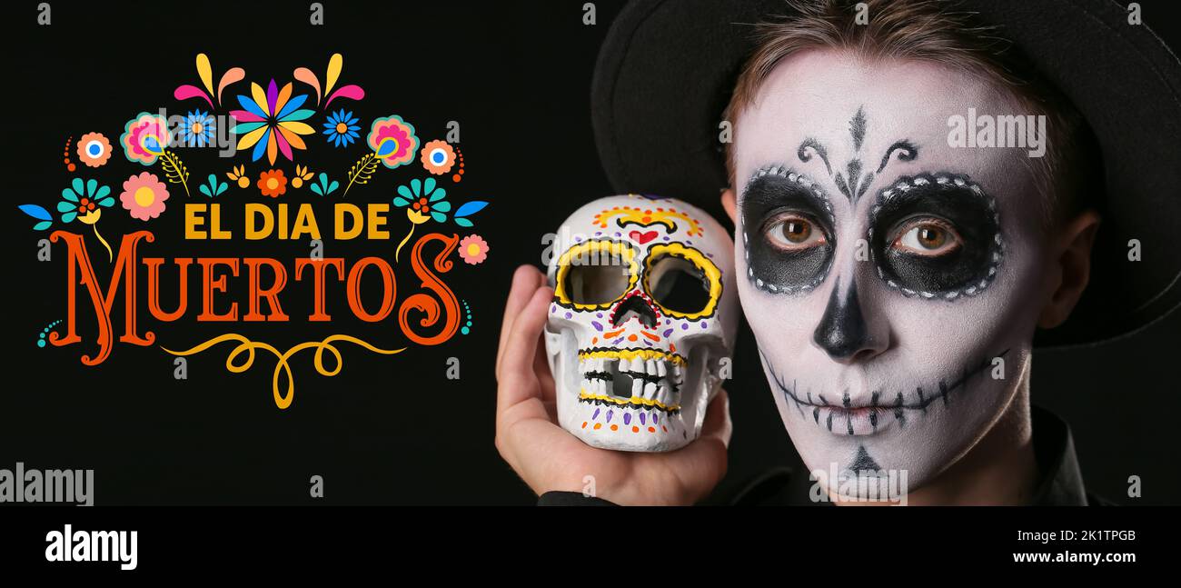 Junger Mann mit gemaltem Gesicht und Zuckerschädel für Mexikos Tag der Toten (El Dia de Muertos) auf dunklem Hintergrund Stockfoto