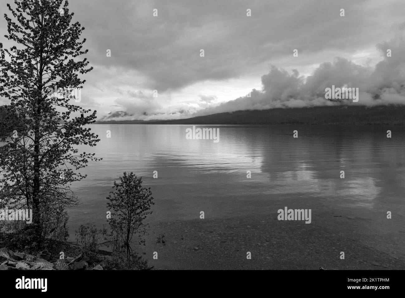 Schwarz-Weiß-Blick auf den stürmischen Himmel über Lake McDonald, Glacier National Park, Montana, USA Stockfoto