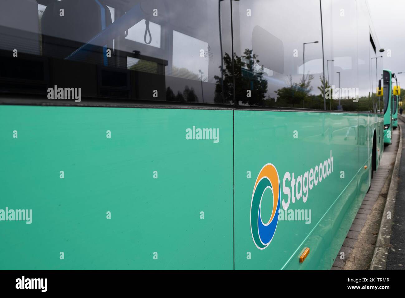 Seitenansicht eines grünen „Stagecoach“-Busses in St. Ives, Cambridgeshire, England. Cambridgeshire – Geführter Bus. Dahinter stehen noch ein paar Busse Stockfoto