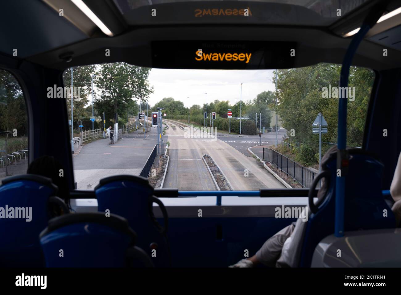 Blick durch das obere Fenster eines Cambridgeshire Doppeldeckerbusses vom Guided Busway aus. Streckenspuren sind deutlich sichtbar, wo der Bus fahren soll Stockfoto