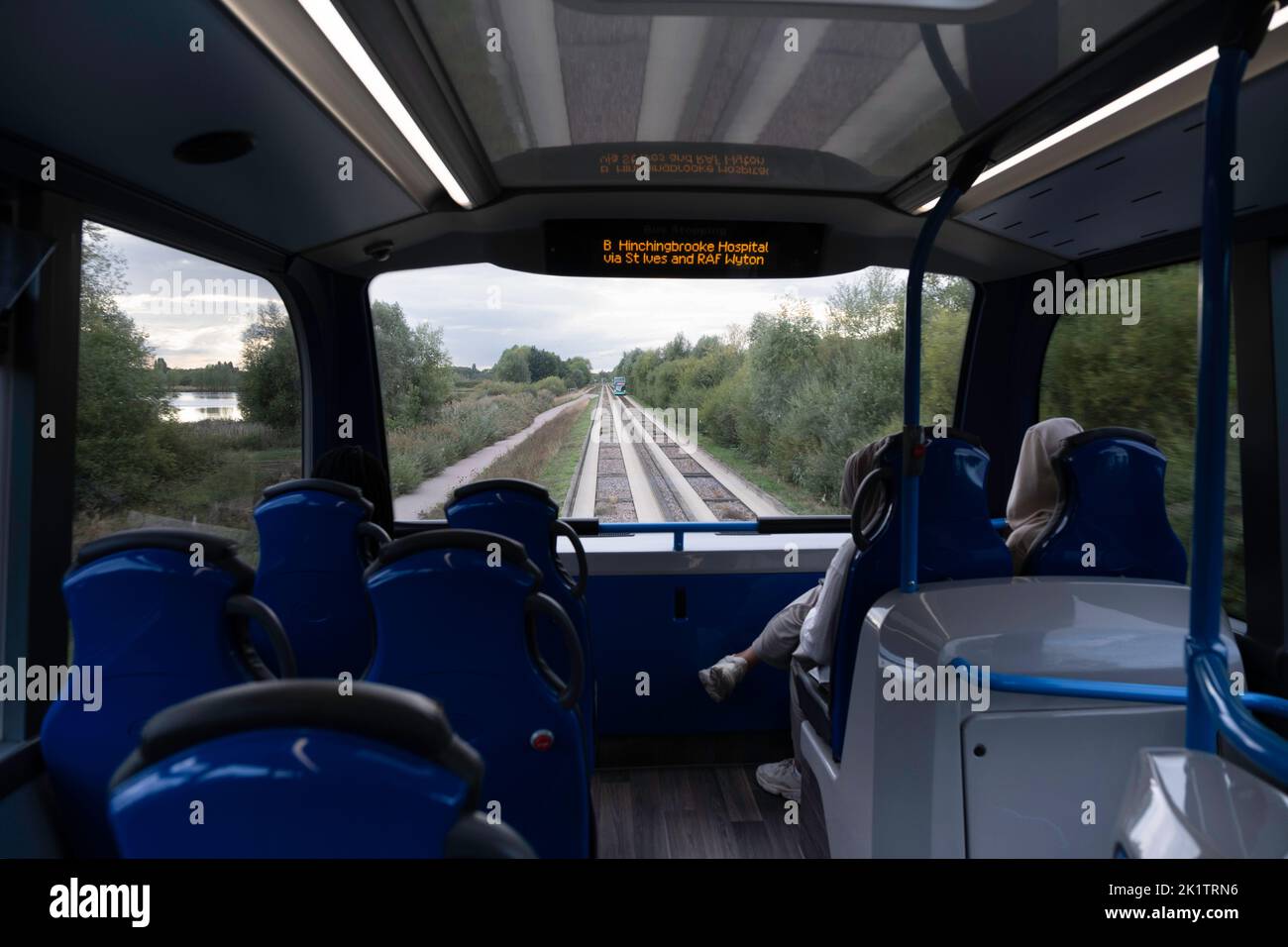 Blick durch das obere Fenster eines Cambridgeshire Doppeldeckerbusses vom Guided Busway aus. Die Streckenspuren sind deutlich sichtbar. Konzentrieren Sie sich auf den entgegenkommenden Bus Stockfoto