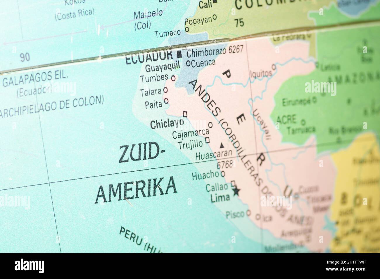 Südamerika auf der Welt oder Karte in niederländischer Sprache. In den Niederlanden ist es Zuid Amerika. Kontinent auf der südlichen Hemisphäre. Stockfoto