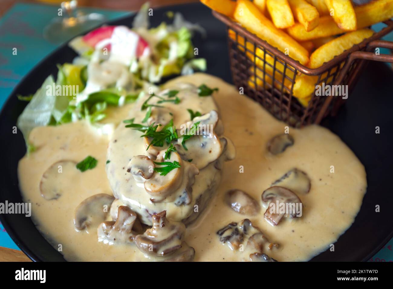 Rinderfilet mit Pilzsauce und Kartoffeln - Nahaufnahme Stockfoto