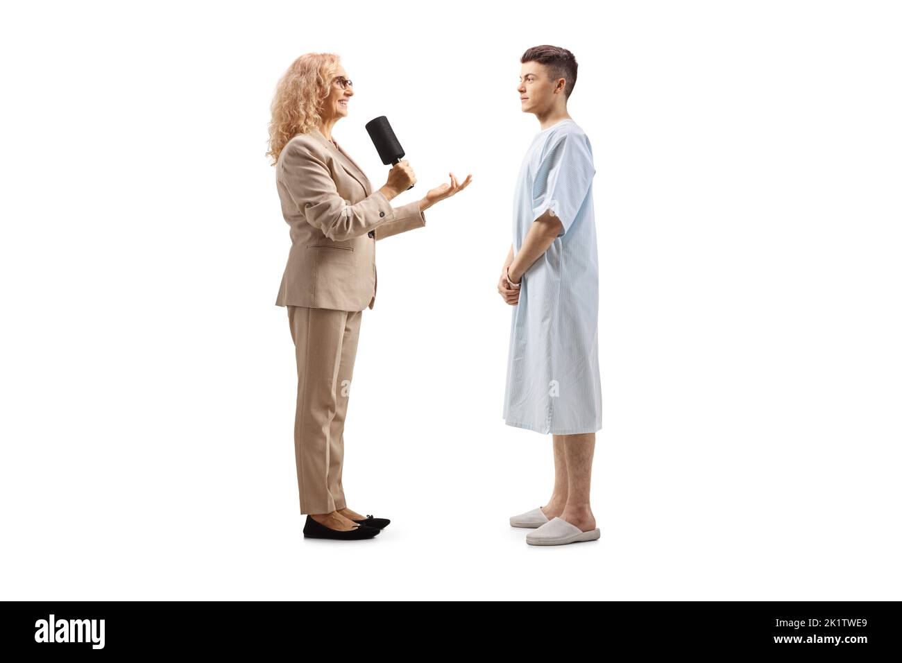 Eine Reporterin interviewte einen jungen männlichen, hospitalisierten Patienten, der auf weißem Hintergrund isoliert war Stockfoto