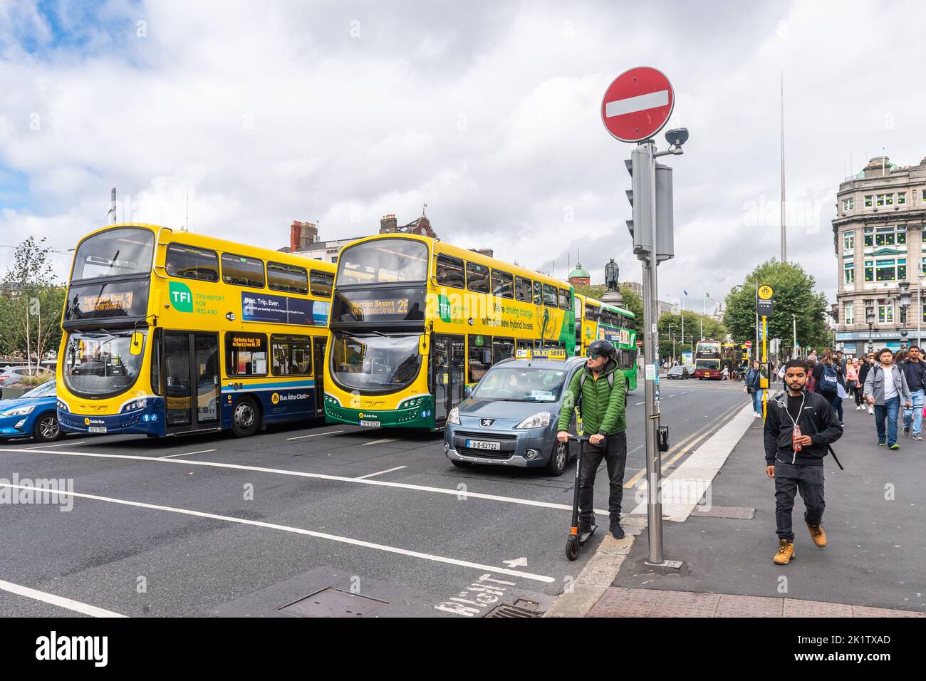 Dublin-Busse warten an der Ampel im Stadtzentrum von Dublin, Irland. Stockfoto