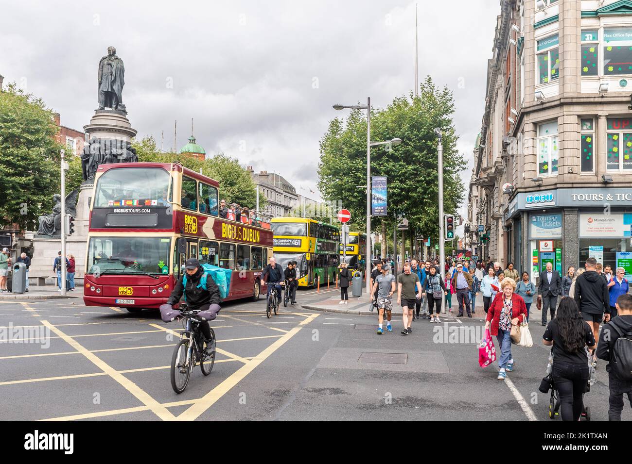 Fußgänger, die eine Straße mit einer Fußgängerüberführung im Stadtzentrum von Dublin, Irland, überqueren. Stockfoto