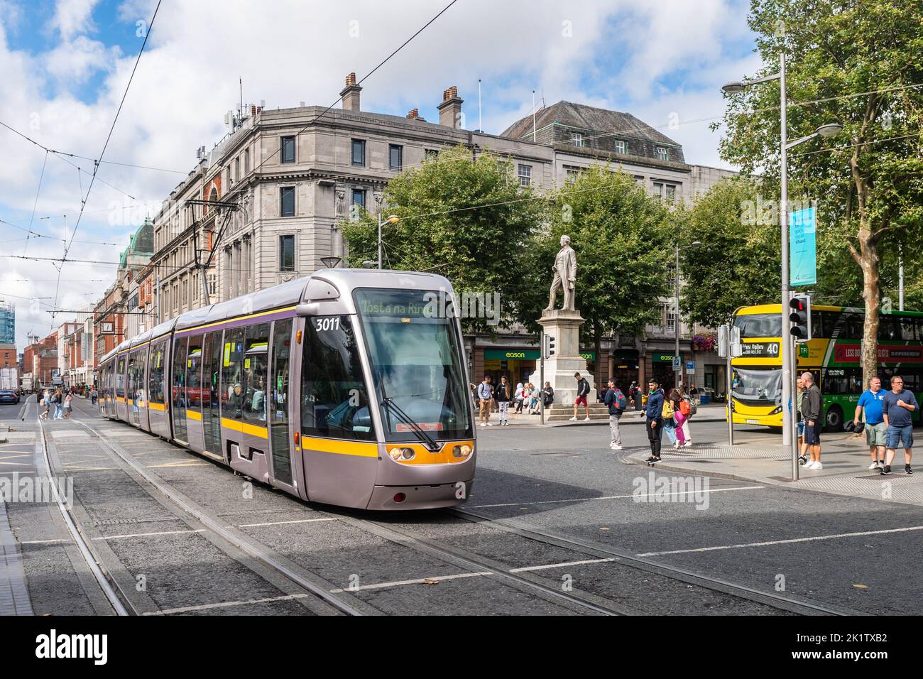 LUAS-Straßenbahn, die im Stadtzentrum von Dublin, Irland, fährt. Stockfoto
