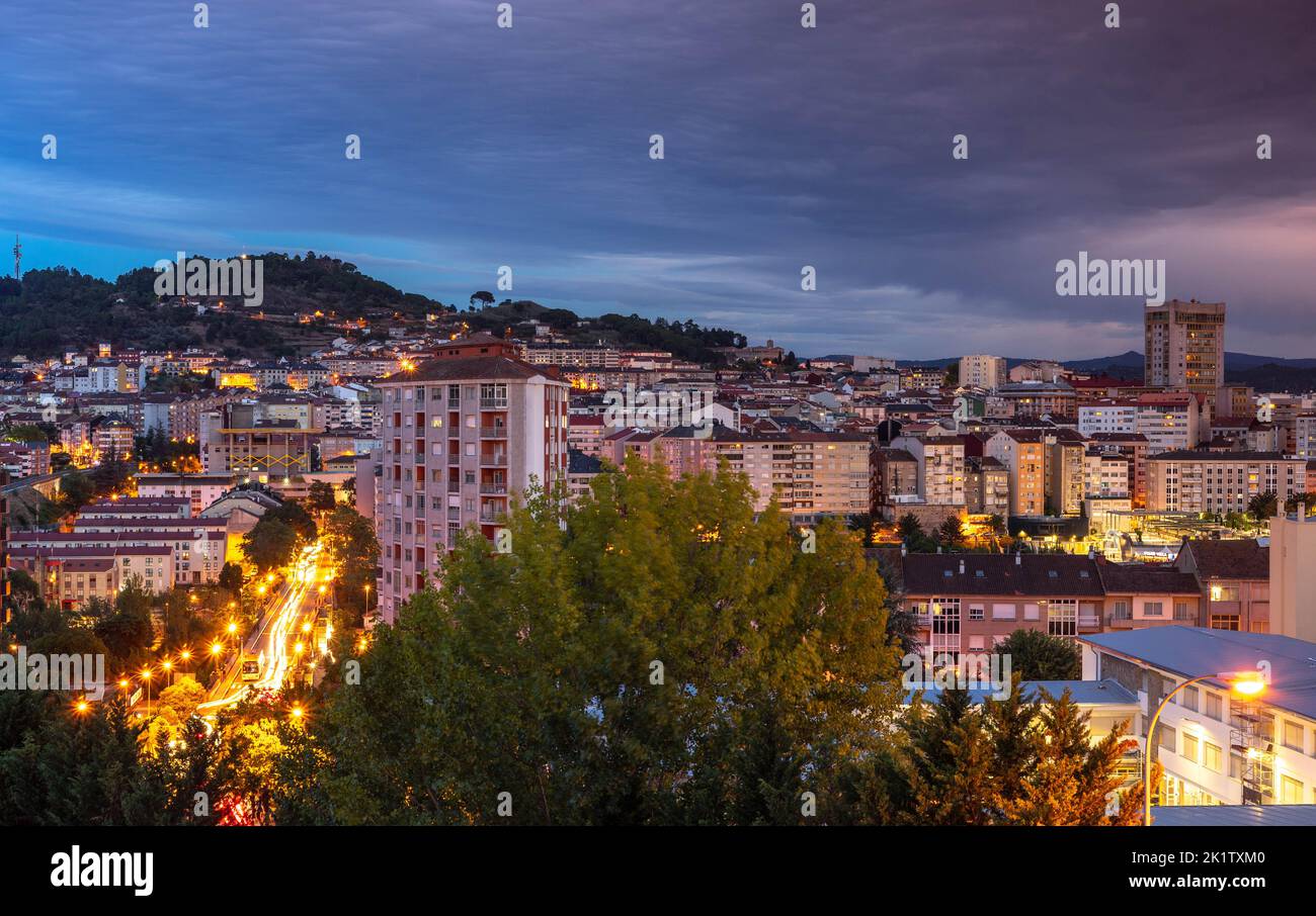 Kleine Stadt in der Dämmerung Stockfoto
