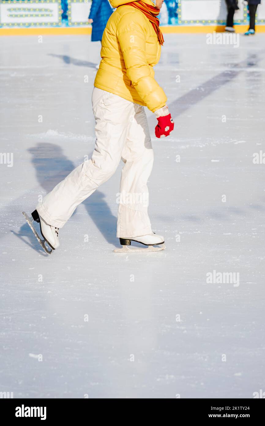 Abstrakte unkenntlich Frau Schlittschuh in Park Eisbahn. Winter Outdoor Sport Konzept Stockfoto