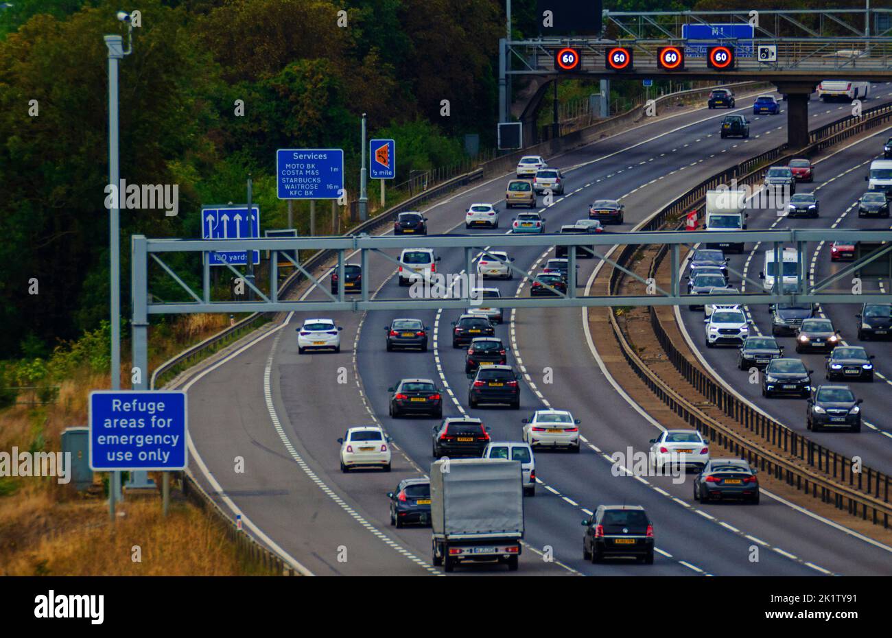 DUNSTABLE, ENGLAND, Großbritannien - 03. September 2022 - Verkehr auf der M1 'Smart' Motorway in der Nähe von Dunstable England Großbritannien. Intelligente Autobahnen sind umstritten Stockfoto