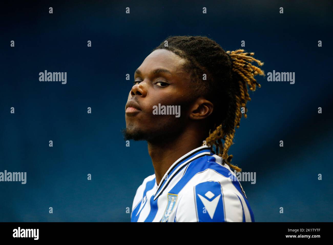 Alex Mighen #45 of Sheffield Wednesday während des Papa John's Trophy-Spiels Sheffield Wednesday gegen Burton Albion in Hillsborough, Sheffield, Großbritannien, 20.. September 2022 (Foto von Ben Early/Nachrichtenbilder) Stockfoto